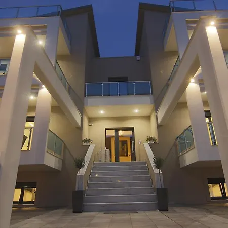 Callista Apartment *
